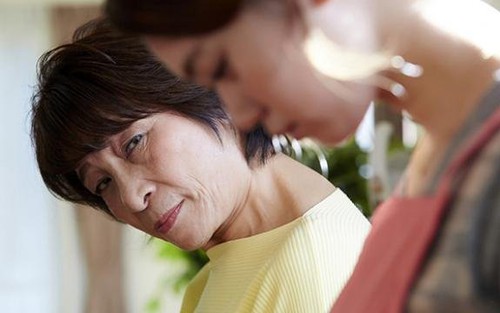 Nghe lời dặn dò của mẹ chồng, tôi vội xé đơn ly hôn
