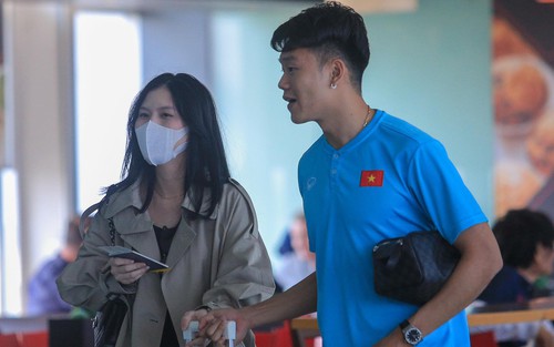 Hai nàng WAGs Hải My, Tố Uyên sang Thái Lan cổ vũ ĐT Việt Nam