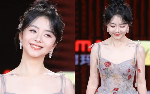 'Hướng gió mà đi' chưa hết hot, Đàm Tùng Vận tiếp tục gây sốt với nhan sắc thăng hạng