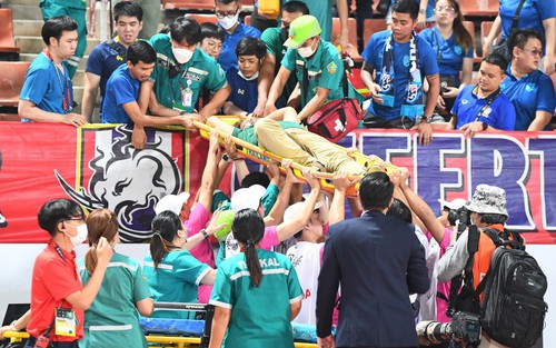 CĐV Thái Lan bất ngờ bị ngất, phải đi cấp cứu trong trận chung kết AFF Cup 2022