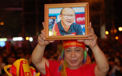 Hàng nghìn người cháy hết mình cổ vũ ĐT Việt Nam đá Chung kết AFF Cup