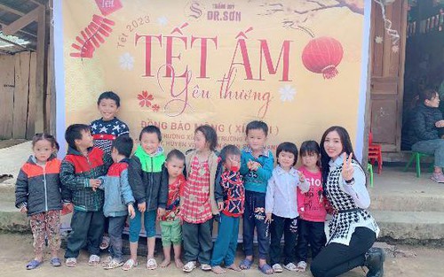Á hậu Kathy Hương mang Tết ấm áp đến bản Mông biên giới