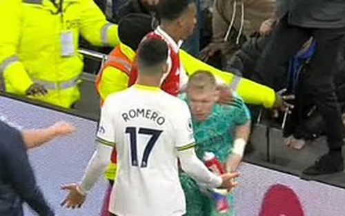 CĐV Tottenham có hành vi gây sốc với thủ môn Arsenal
