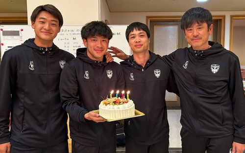 Công Phượng đón sinh nhật ấm áp cùng các đồng đội ở Yokohama FC