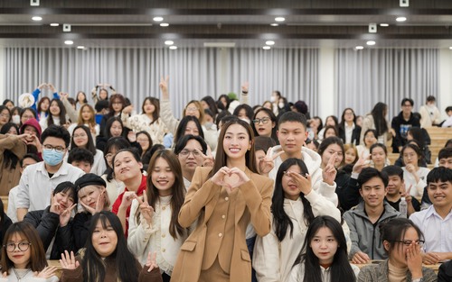 Mới đi dạy mà Hoa hậu Lương Thuỳ Linh đã rủ sinh viên đu trend TikTok cực hot: 'Dễ thương thế này chắc chẳng ai trốn học nữa'