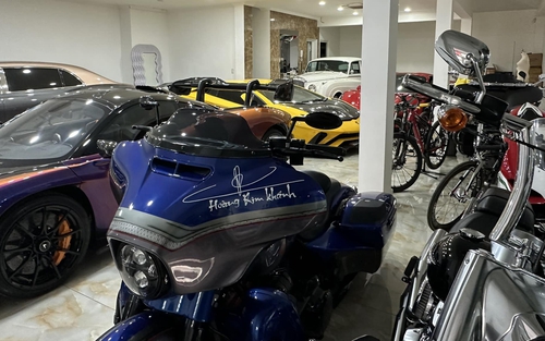 Đại gia Hoàng Kim Khánh úp mở Bentley hàng hiếm trong garage trước Tết, than phiền không có chỗ để xe