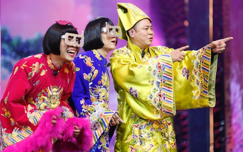 "Táo Quân 2023" phê phán các cuộc thi Hoa hậu, gợi nhắc màn hô tên của "Miss Grand", Tự Long hát múa chiếm hết spotlight 