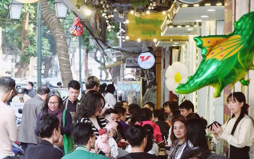 Hà Nội 30 Tết đông nghịt: Dân tình rủ nhau hẹn hò cà phê, không khí háo hức chào đón năm mới ngập tràn khắp muôn nơi 