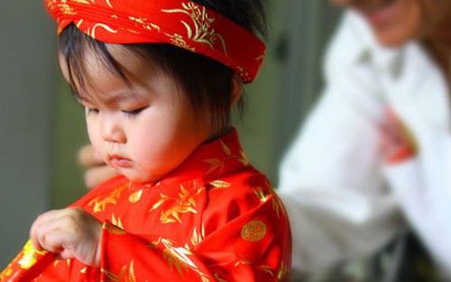 Nhận phong bao lì xì từ cả bà nội và bà ngoại, con gái tôi hồn nhiên nói 1 câu khiến hai bên họ hàng ngượng chín mặt 