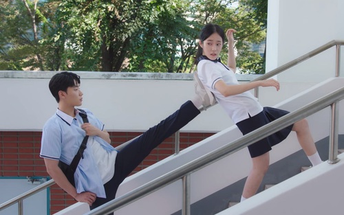 Tình huống anh hùng cứu mỹ nhân 'cảm lạnh' trong 'Khóa học yêu cấp tốc' khiến netizen cười bò