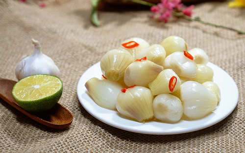 Dưa muối, cà muối, kim chi... vừa ngon vừa giải ngấy nhưng chuyên gia chỉ ra 3 điểm nguy hại khi ăn món này ngày Tết