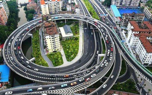Căn hộ 30m2 không chịu di dời khiến chủ đầu tư phải chi thêm 100 triệu NDT xây cầu vượt 360 độ bao quanh tòa chung cư: Suốt 14 năm phải sống giữa khói bụi và tiếng ồn