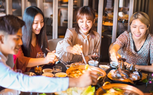 Một bữa ăn nhìn rõ người EQ cao: Ai thường xuyên làm 3 hành động này xứng đáng kết giao lâu dài