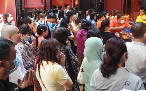 Người dân đi chùa Ngọc Hoàng 'xin vía' ngày Thần Tài