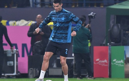 Ronaldo muối mặt khi liên tiếp biểu diễn lỗi ở buổi tập đầu tiên tại Al Nassr