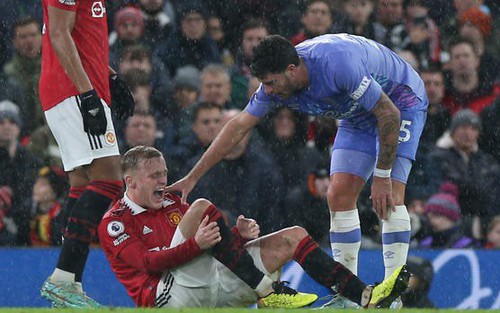 Tin chuyển nhượng MU 4/1: Van de Beek có thể nghỉ hết mùa