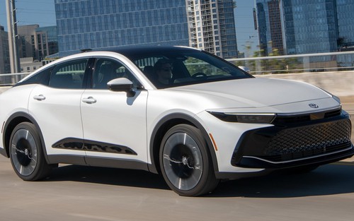 Toyota công bố bảng giá Crown 2023, giá quy đổi từ 940 triệu đồng