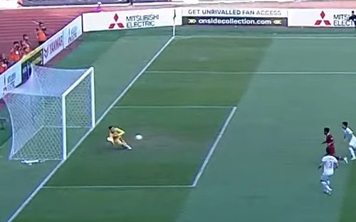 Văn Lâm liên tiếp cứu thua, tuyển Việt Nam thoát hiểm