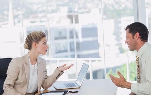 Sếp hỏi đang làm gì, đa số ngại trả lời, người EQ cao ứng xử khéo để vừa lợi mình vừa không mất lòng sếp