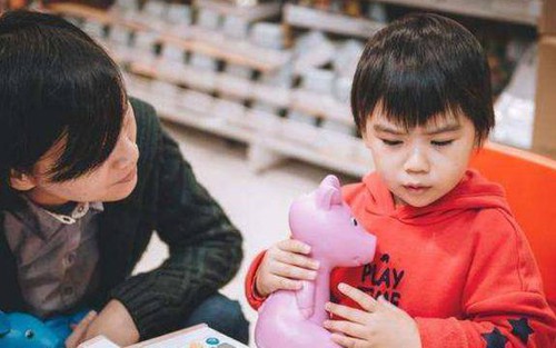 'Nó đắt lắm, nhà mình không đủ tiền mua đâu!': Câu nói 'hủy hoại' ý chí của những đứa trẻ mà nhiều bố mẹ hay dùng, bỏ ngay kẻo ‘hại’ con