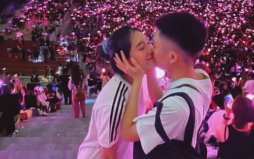 Đi đu idol, tuyển thủ Team Flash không ngại 'khoá môi' bạn gái giữa biển người