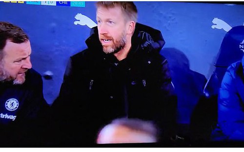 Graham Potter chửi thề tình huống chơi bóng bằng tay của cầu thủ Chelsea