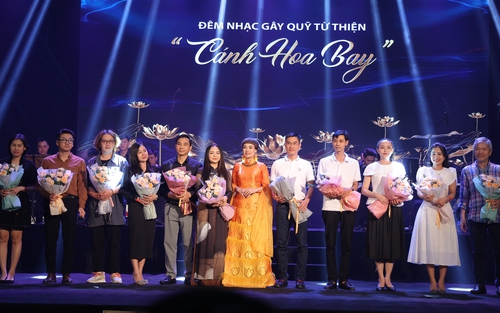 Xúc động đêm nhạc 'Cánh hoa bay': Viết tiếp ước mơ đến trường của nạn nhân vụ cháy chung cư