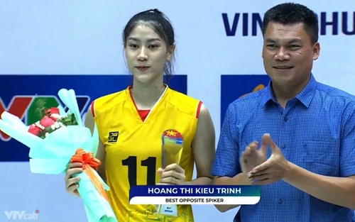 Vừa trở về từ ASIAD, hoa khôi bóng chuyền Kiều Trinh đã thi đấu xuất sắc để sắp giành chức VĐQG