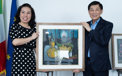 Ông Johnathan Hạnh Nguyễn đấu giá ba bức tranh Việt Nam trị giá 2,4 tỷ đồng gây quỹ từ thiện 