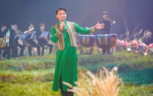 Giọng ca 'phi giới tính' Trần Tùng Anh: Kết hợp dân gian và giao hưởng sẽ không bao giờ 'lỗi thời'