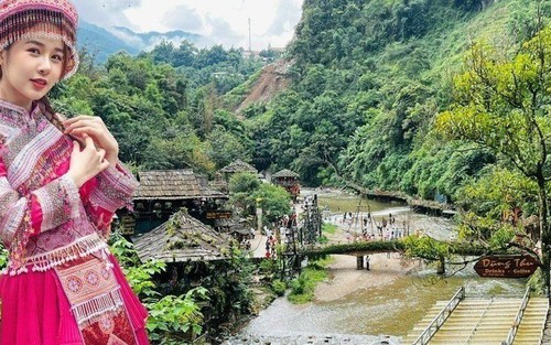 Hóa cô gái H'Mông check-in bản Cát Cát, ngắm núi vờn mây, thác nước đẹp như tranh