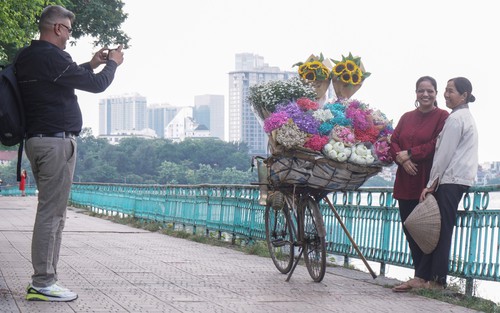 Cuộc đời sau ống kính: Hai phút đẹp đẽ của bà bán hoa rong