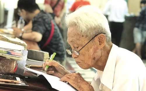 Vĩnh biệt cụ ông viết thư tay thuê cuối cùng ở Bưu điện TP.HCM, yêu nghề đến phút cuối cùng