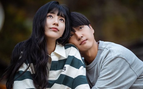 K-Drama 'Donna!' đang dẫn đầu Netflix vì 'phản ứng hóa học' của Suzy và Yang Se Jong