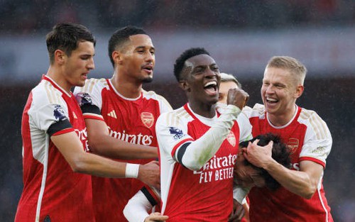 Tiền đạo 24 tuổi lập hat-trick trong chiến thắng 5 sao của Arsenal, 'Pháo thủ' phả hơi nóng vào Tottenham