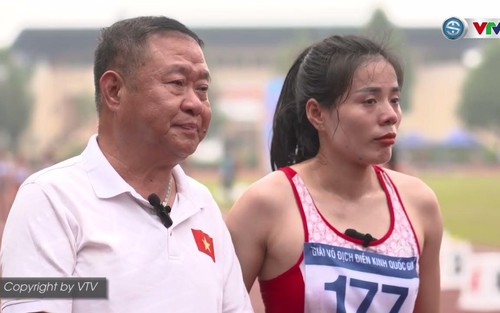 ‘Nữ hoàng điền kinh’ Việt Nam khóc nghẹn, ôm lấy HLV sau khi từ giã sự nghiệp với kỷ lục huy chương vàng lừng lẫy
