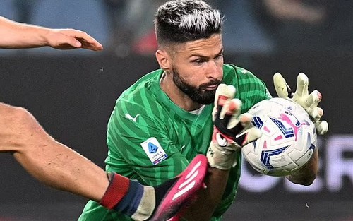Giroud cứu thua xuất sắc khi trở thành thủ môn bất đắc dĩ cho AC Milan