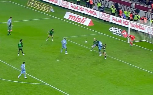 Siêu phẩm đánh gót ghi bàn thần sầu của Ibrahimovic đã được tái hiện