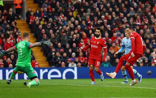 Salah lập cú đúp, Liverpool thắng dễ trên sân nhà trước đối thủ khó chịu