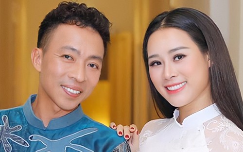 Ca sĩ Việt Hoàn thông báo chia tay bà xã kém 18 tuổi
