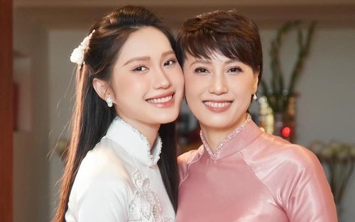 Mẹ vợ Đoàn Văn Hậu khiến dân mạng trầm trồ về nhan sắc cực đỉnh, trẻ đến mức nhiều người nhầm là chị em với Doãn Hải My