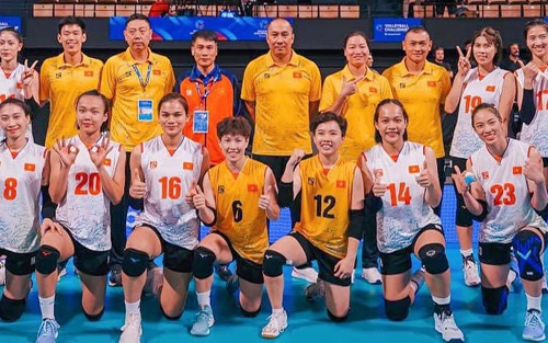 HLV Tuấn Kiệt dẫn dắt học trò ‘giải mã’ đội bóng chuyền 50 tỉ
