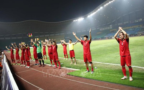 Văn Toàn xé lưới đại diện Tây Á giúp đội Việt Nam giành thắng lợi lịch sử, báo quốc tế khen là ‘vua hiệp phụ’ 