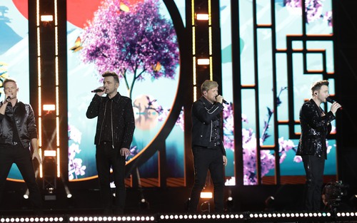 Westlife xin lỗi khán giả vì sợ trời mưa 
