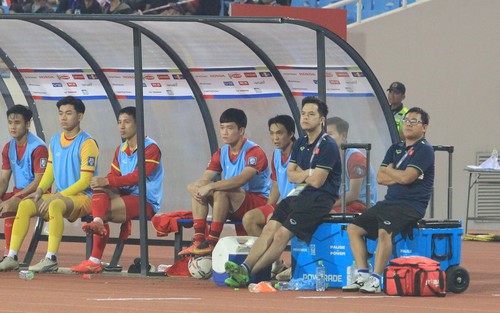 HLV Troussier mạo hiểm để làm gì?
