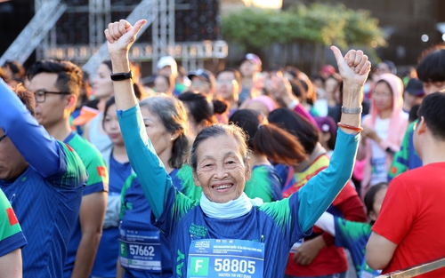 Cụ bà 83 tuổi người Việt Nam mỗi ngày chạy 10km 'đều như vắt chanh', tuyên bố tuổi tác chỉ là con số