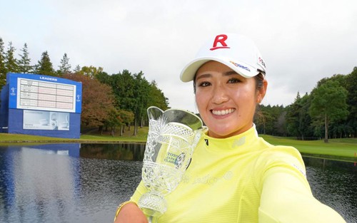 Golfer Nhật Bản vừa vô địch Toto Japan Classic 2023 gây sốt khi giống minh tinh Củng Lợi 'như hai giọt nước'