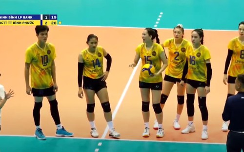 Bích Tuyền đập bóng bật chắn, phải khiếu nại với trọng tài, đội nhà nhận thất bại trước CLB của Kiều Trinh