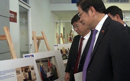 Trưởng Ban Nội chính Trung ương tham quan trưng bày ảnh của TTXVN về quan hệ Việt Nam - Venezuela