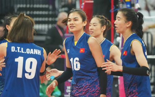 Thua trận mở màn, bóng chuyền nữ Việt Nam gây ấn tượng mạnh trước CLB mạnh nhất thế giới
